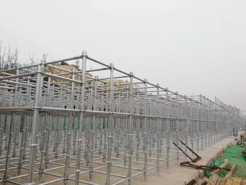 搭建腳手架橫向掃地桿與縱向掃地桿時(shí)，怎么設(shè)置好？ (圖1)